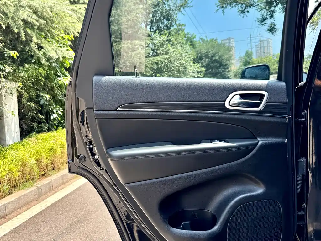 Jeep Grand Cherokee 2022 — фото 11