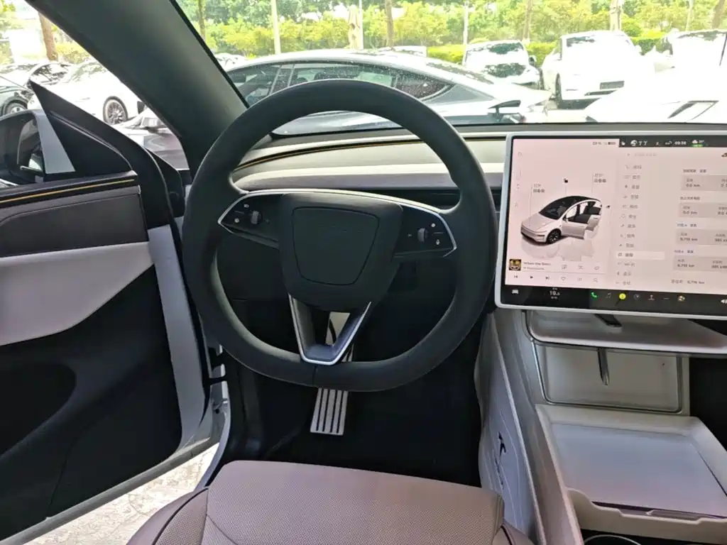 Tesla Model Y L 2026 — фото 11