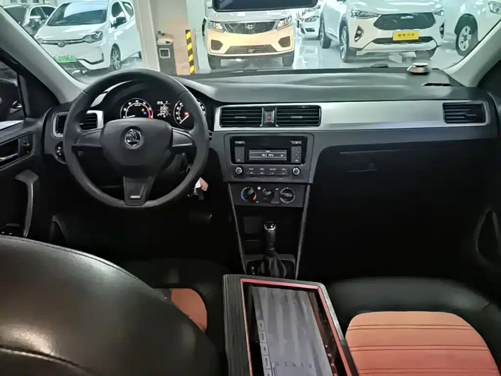 Skoda Rapid Spaceback 2014 — фото 10
