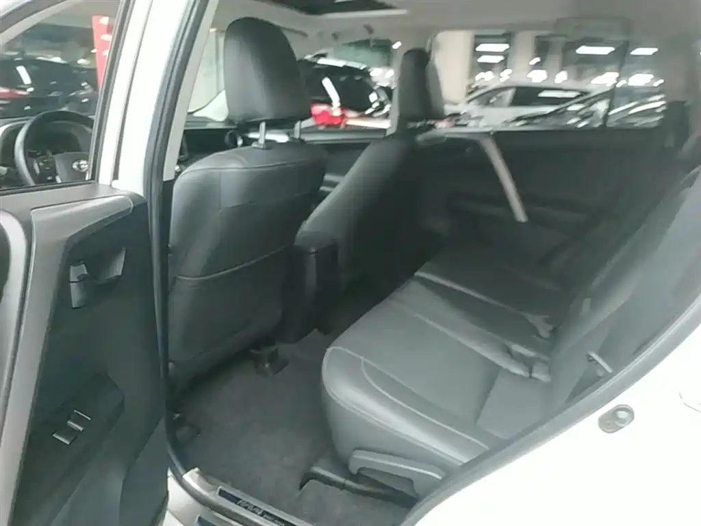 Toyota RAV4 2016 — фото 17