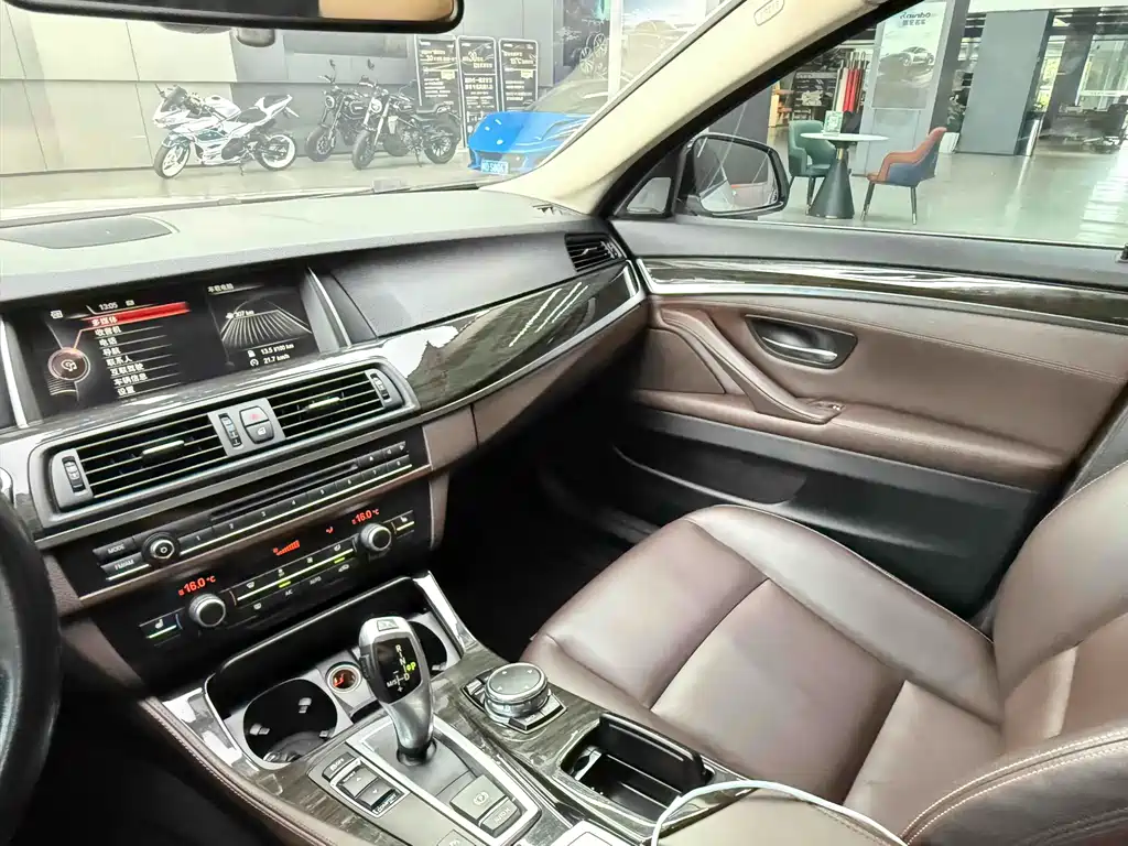 BMW 5 Series 2016 — фото 16