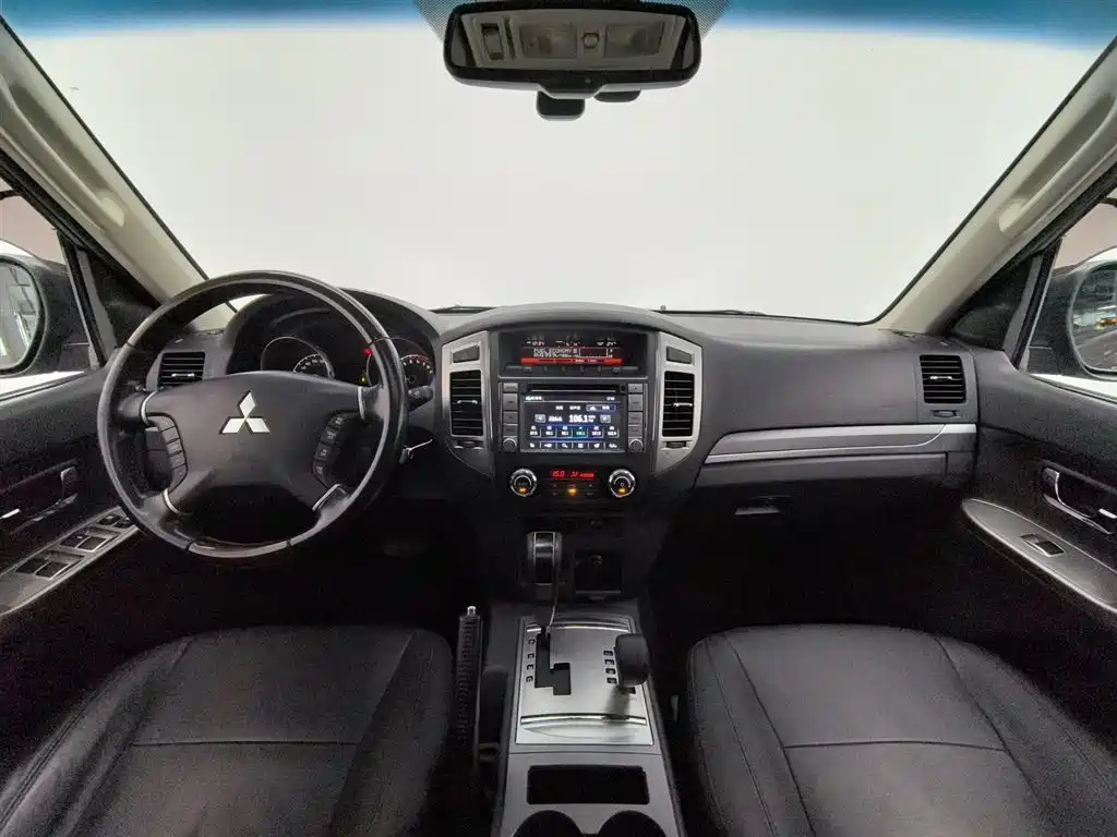 Mitsubishi Pajero 2015