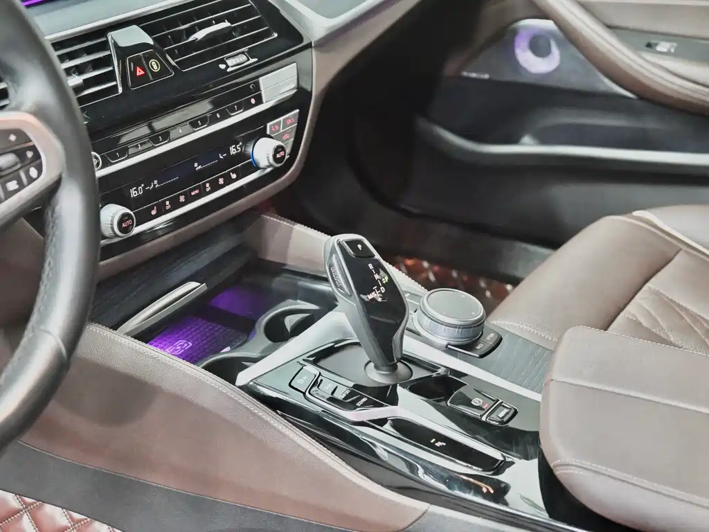 BMW 5 Series 2021 — фото 17