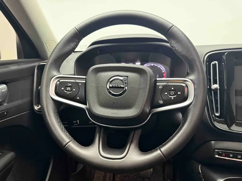 Volvo XC40 2021 — фото 11