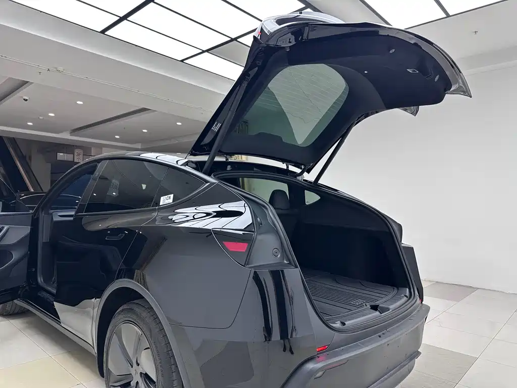 Tesla Model Y 2026 — фото 17