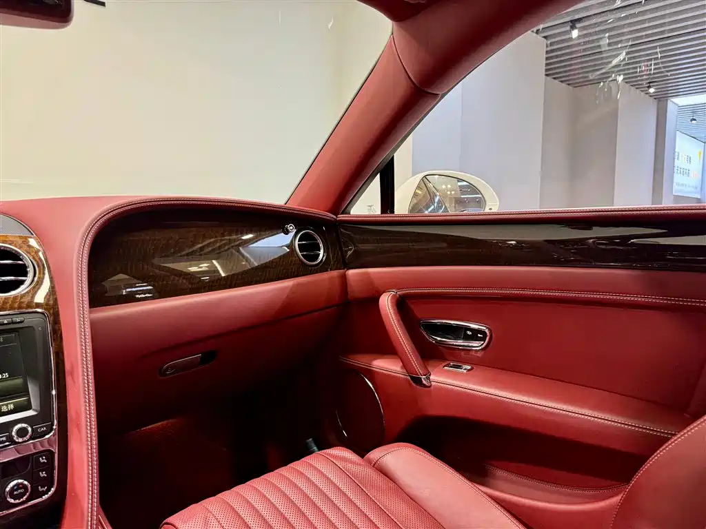 Bentley Flying Spur 2018 — фото 29