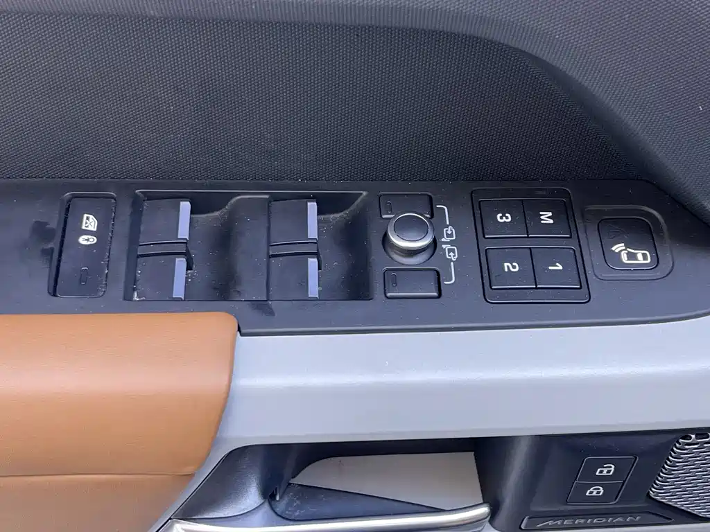 Land Rover Defender 2022 — фото 12