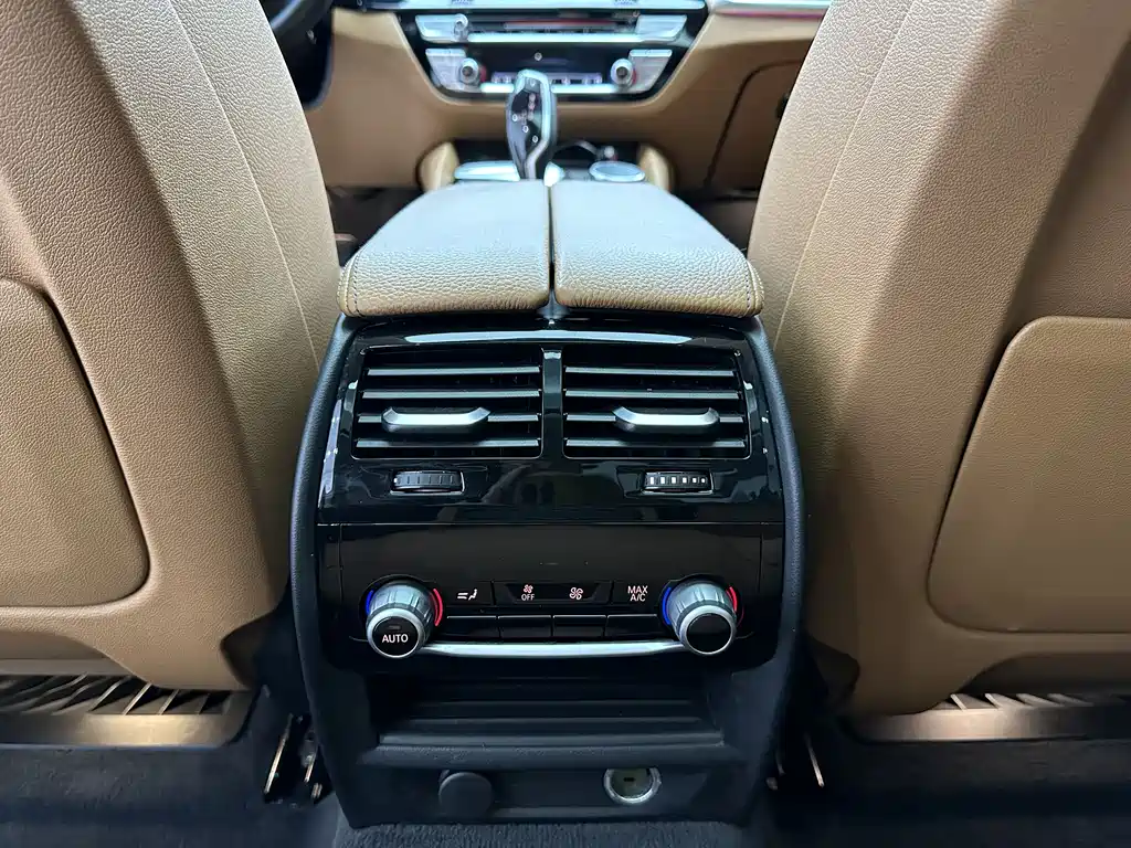 BMW 5 Series 2018 — фото 19