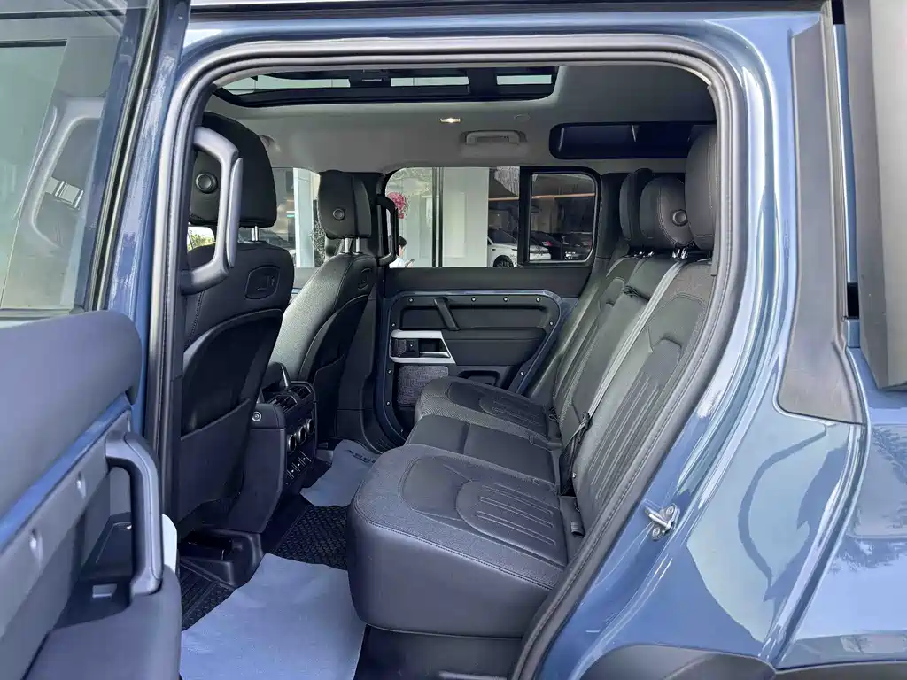 Land Rover Defender 2021 — фото 17