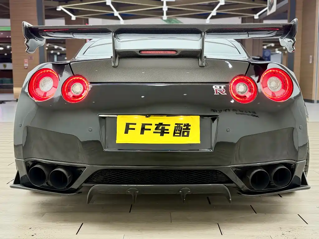 Nissan GT-R 2010 — фото 12