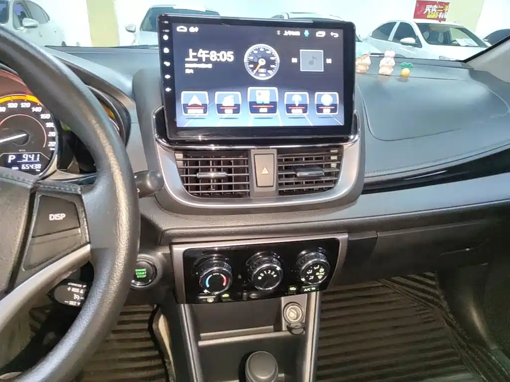 Toyota Yaris L 2023 — фото 13