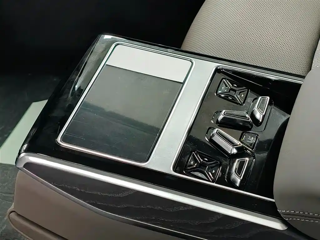 Audi A8 2025 — фото 17