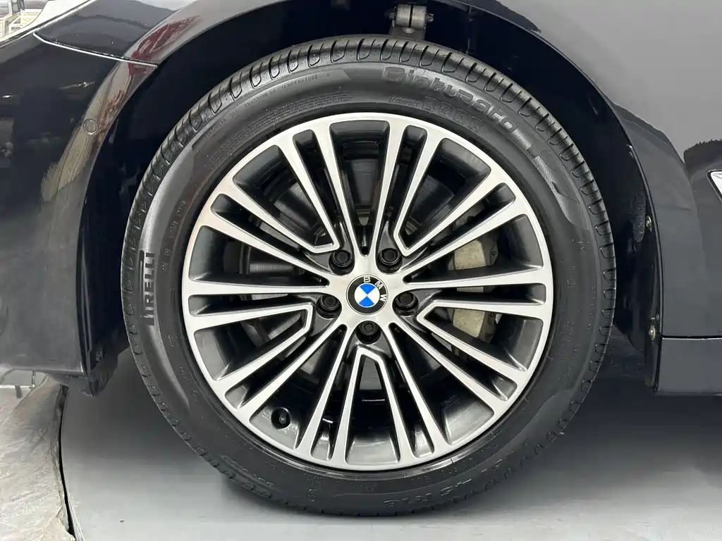 BMW 5 Series 2018 — фото 23