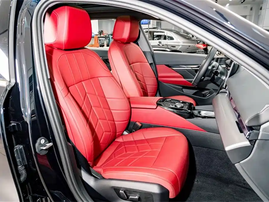 BMW 5 Series 2025 — фото 18