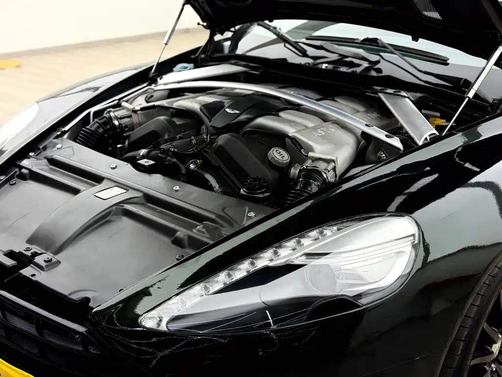 Aston Martin DB9 2011 — фото 12