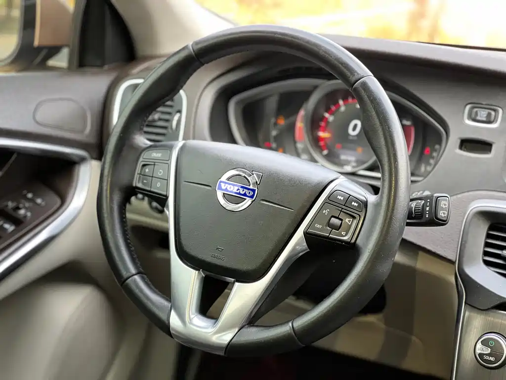 Volvo V40 2016 — фото 11