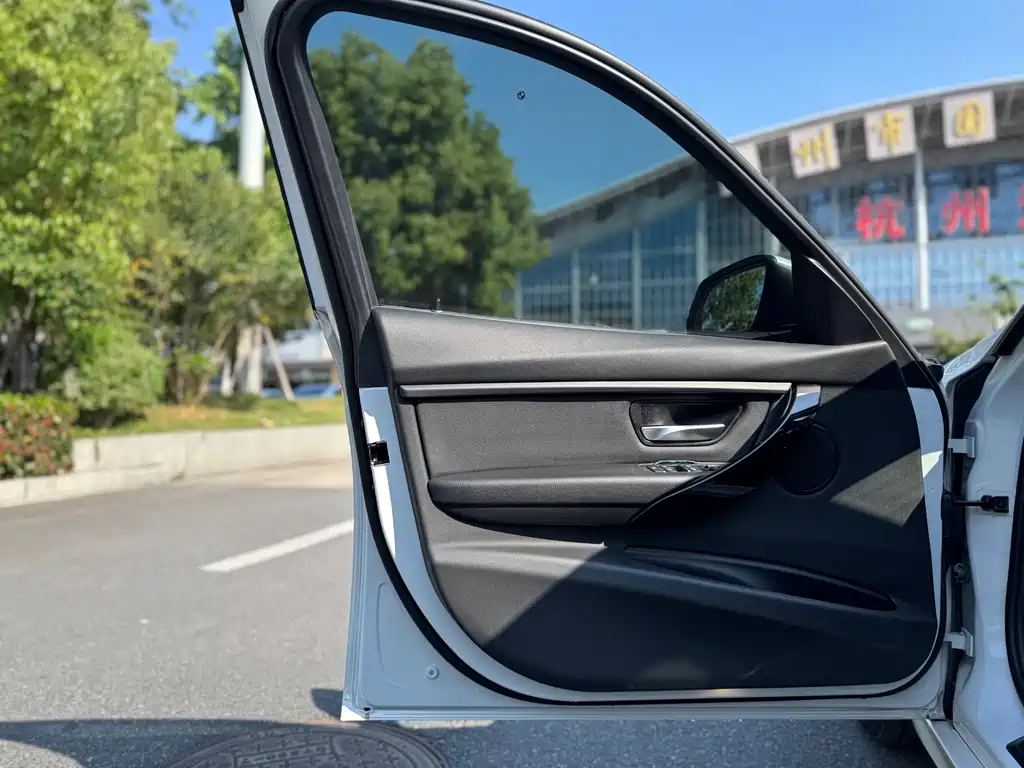BMW 3 Series 2017 — фото 10