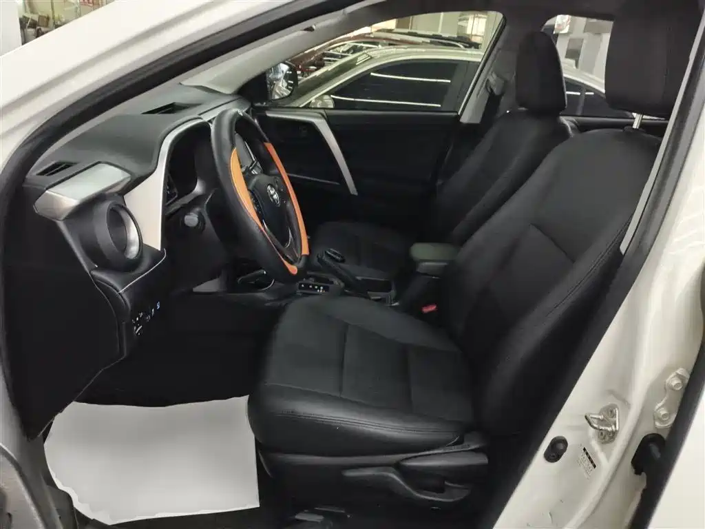 Toyota RAV4 2018 — фото 11