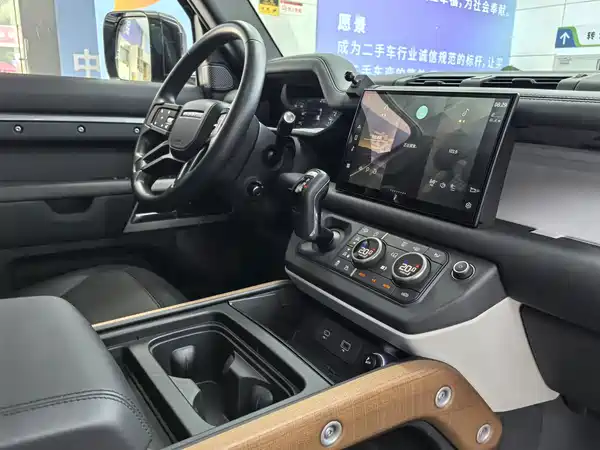 Land Rover Defender 2022
