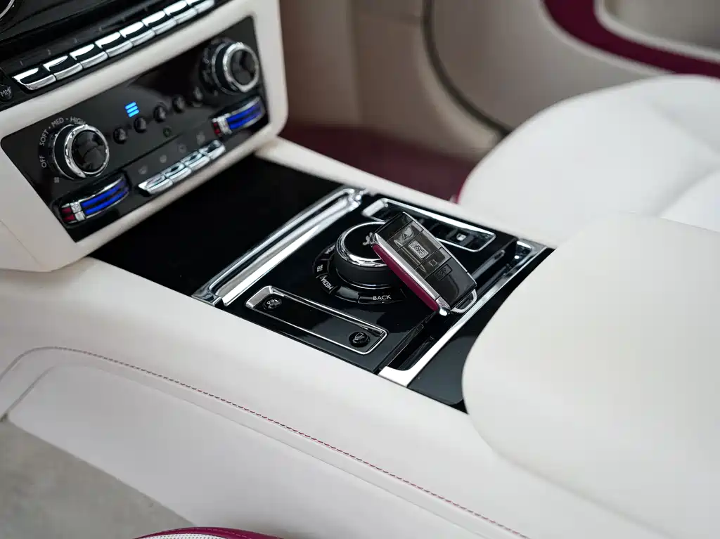 Rolls-Royce Phantom 2024 — фото 13