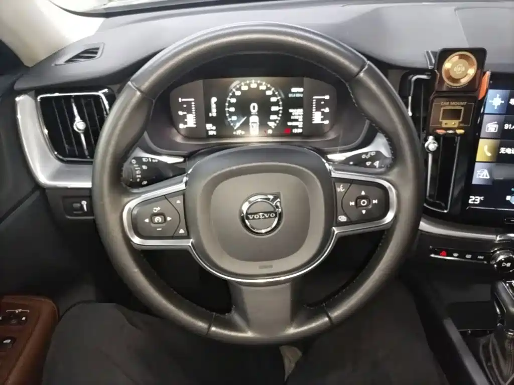 Volvo XC60 2018 — фото 11