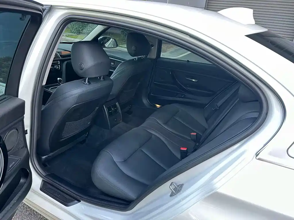 BMW 3 Series 2018 — фото 12