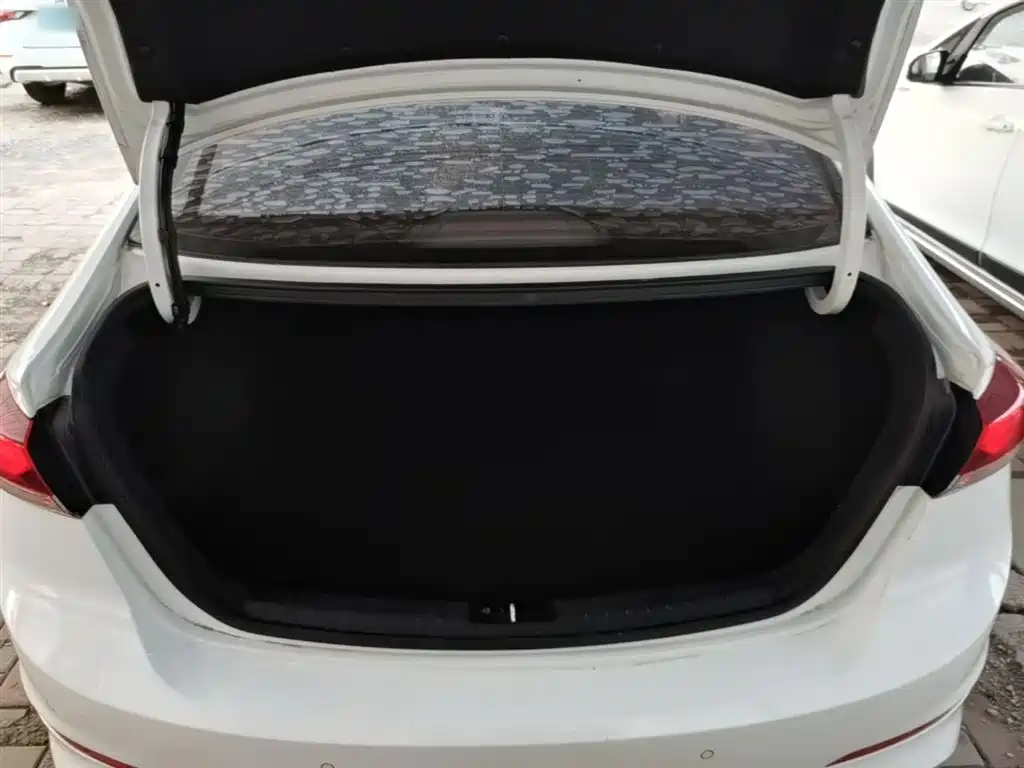 Hyundai Elantra 2019 — фото 19