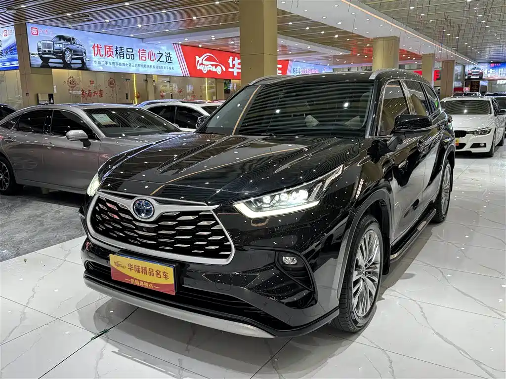 Toyota Highlander 2022 — фото 1