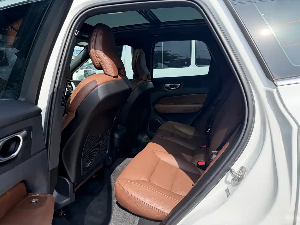 Volvo XC60 2023 — фото 3