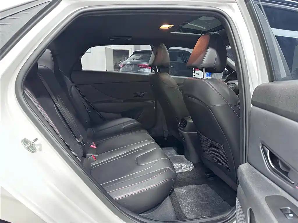 Hyundai Elantra 2023 — фото 15