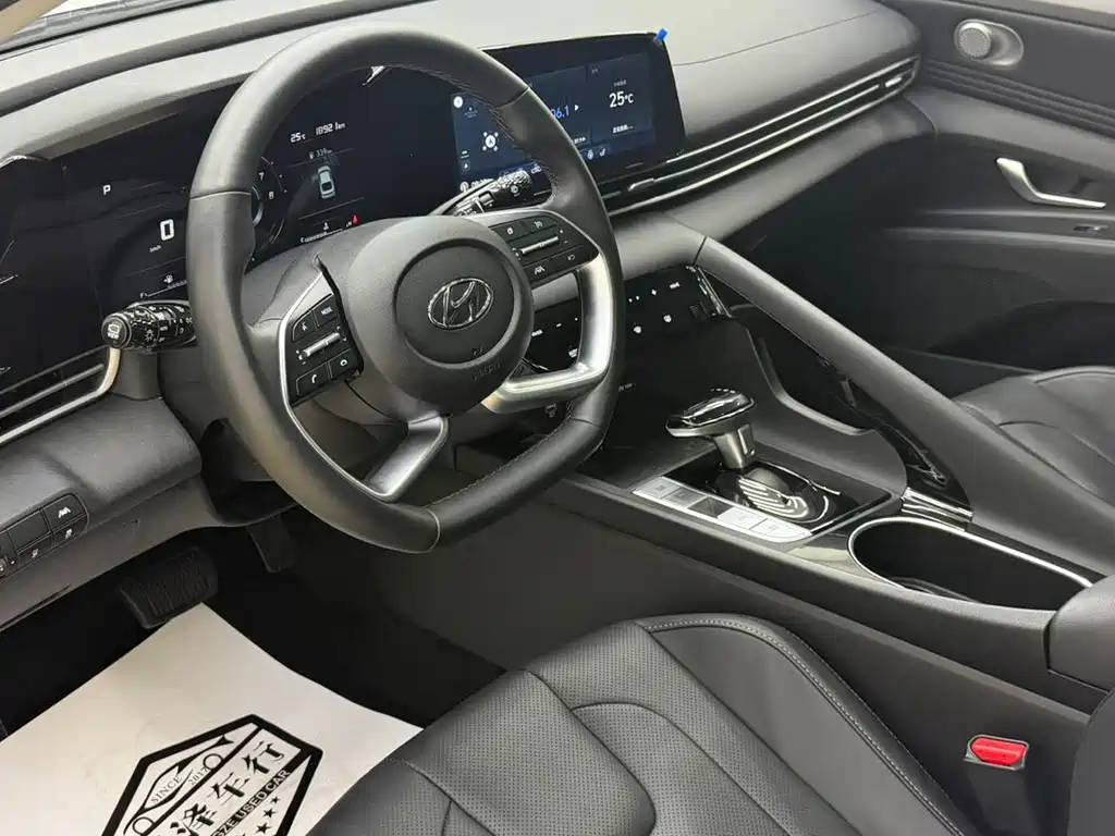 Hyundai Elantra 2023