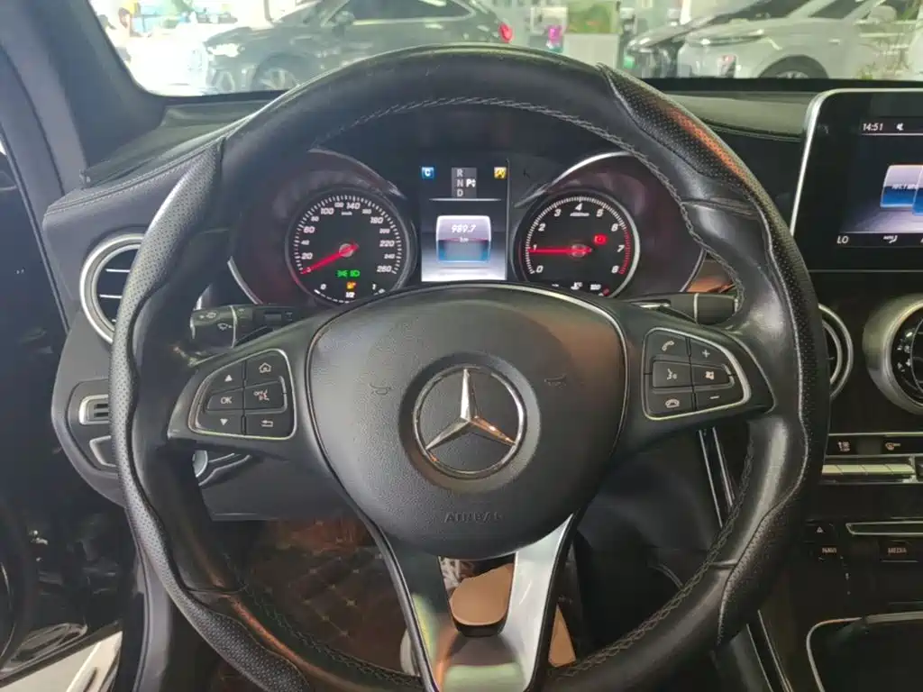 Mercedes-Benz GLC 2018 — фото 11