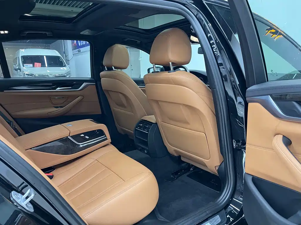 BMW 5 Series 2018 — фото 11