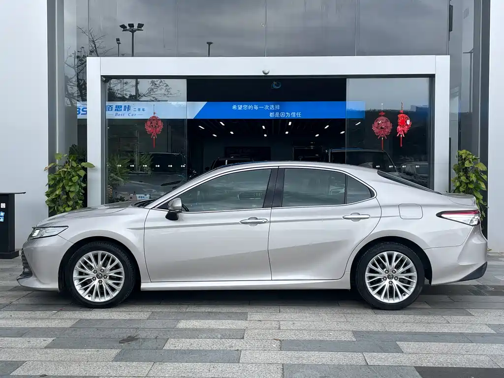 Toyota Camry 2019 — фото 2