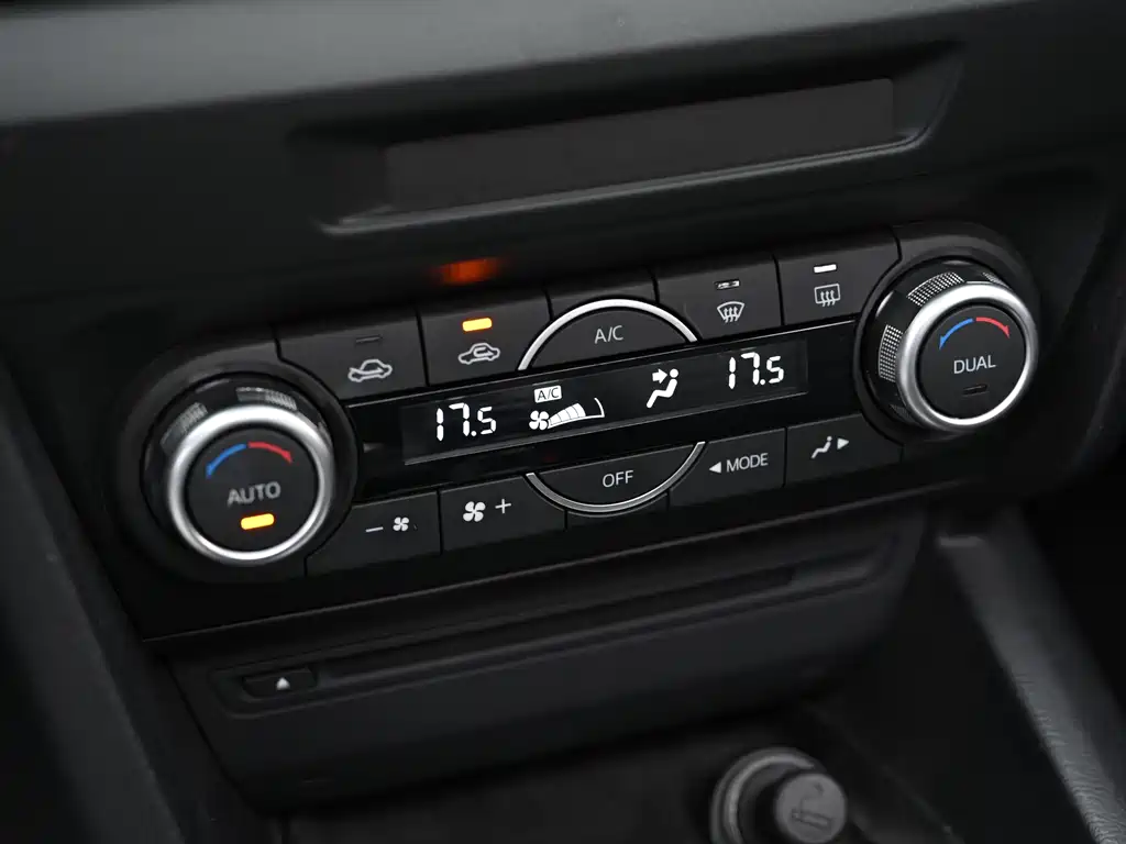 Mazda 3 Axela 2014 — фото 14