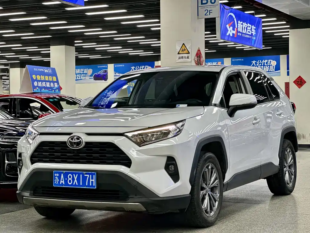 Toyota RAV4 2024 — фото 1
