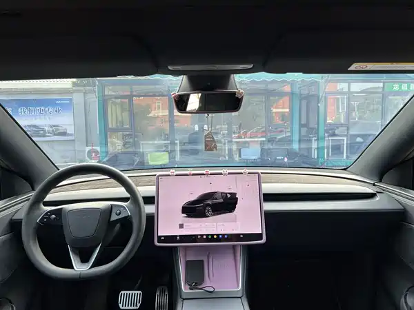 Tesla Model Y L 2025