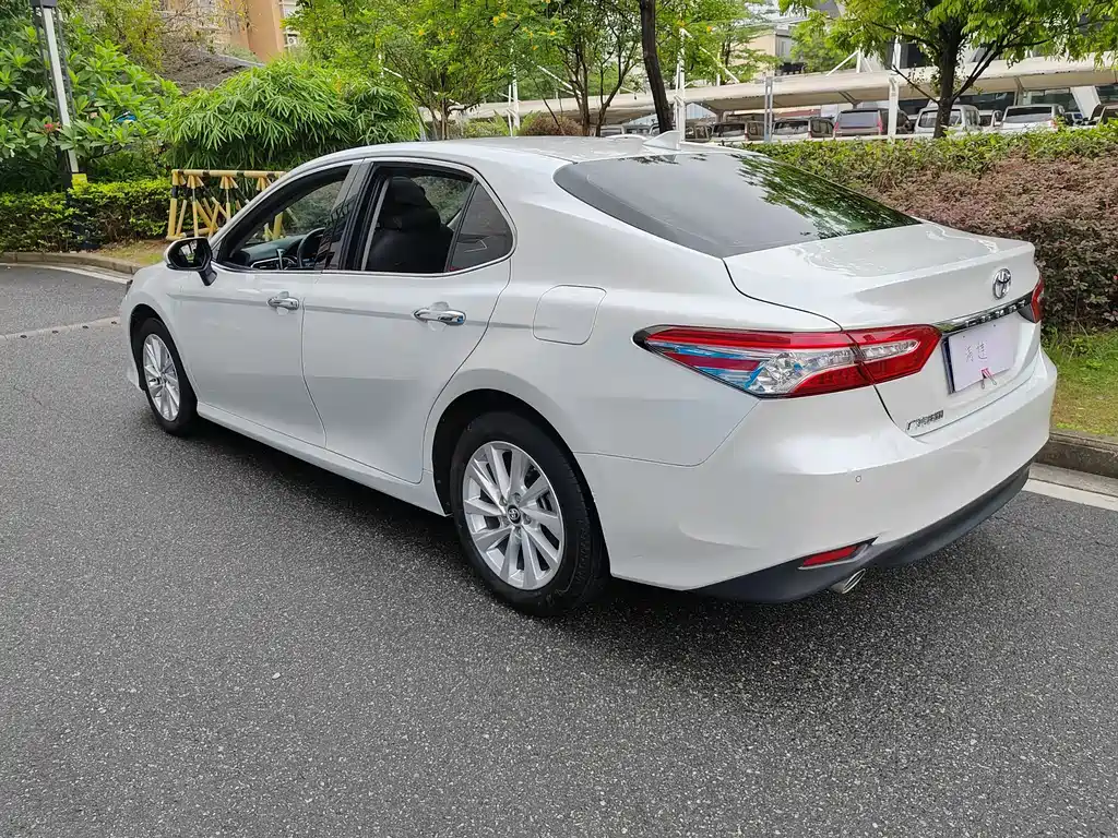 Toyota Camry 2023 — фото 4