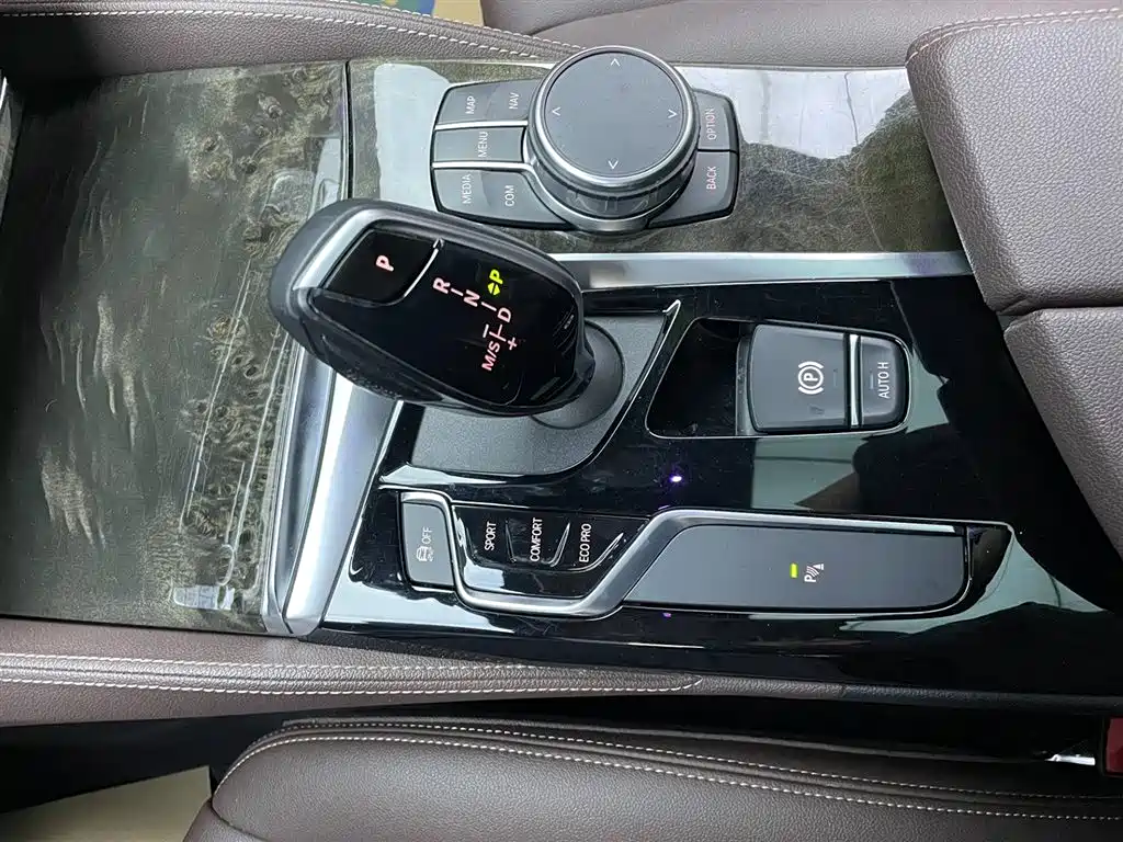 BMW 5 Series 2019 — фото 11