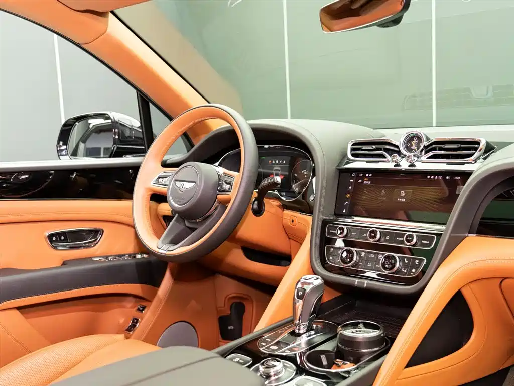 Bentley Bentayga 2023 — фото 16