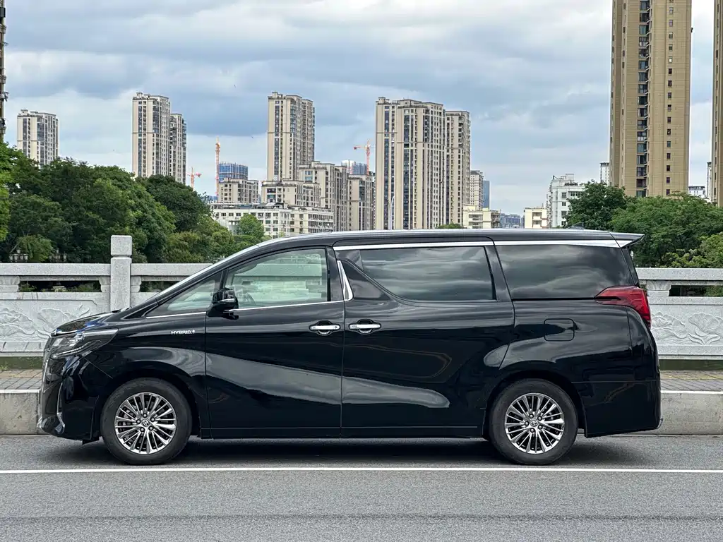 Toyota Alphard 2022 — фото 9