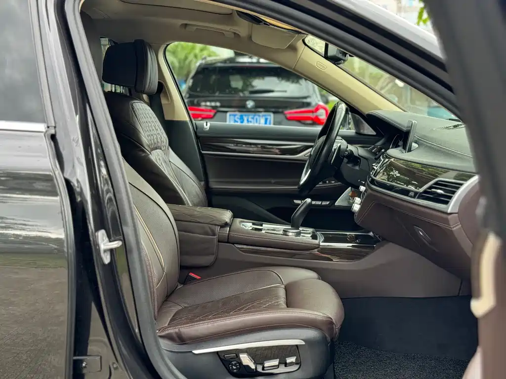 BMW 7 Series 2017 — фото 12