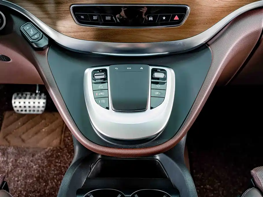 Mercedes-Benz V-Class 2023 — фото 14