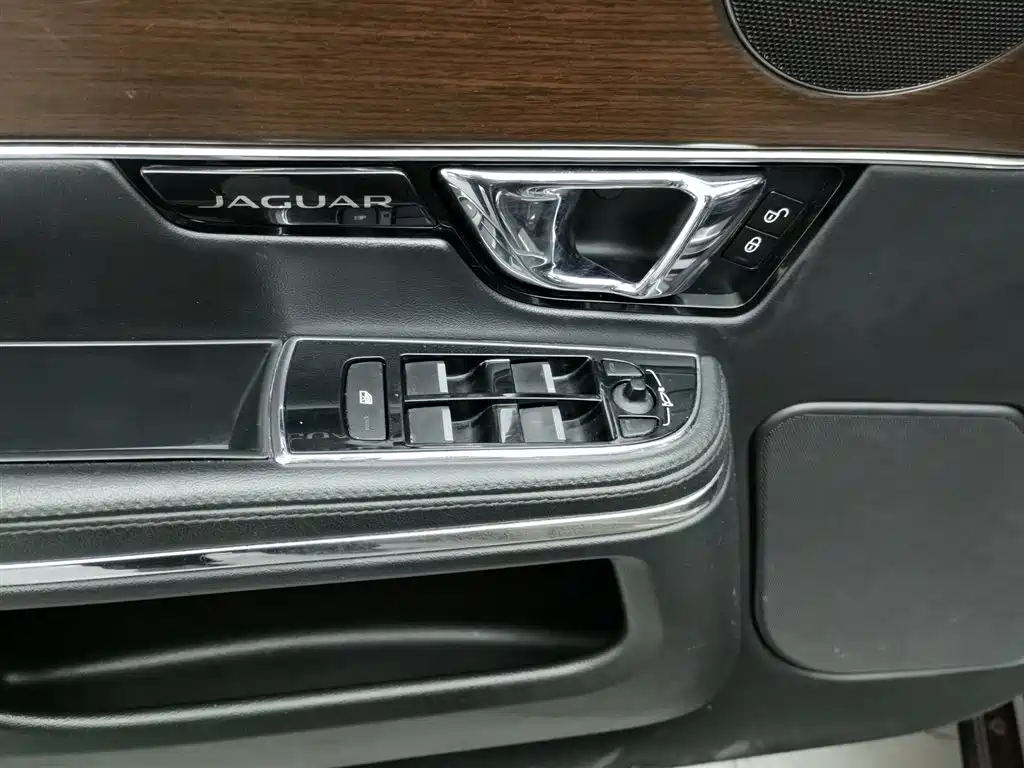 Jaguar XJ 2014 — фото 9