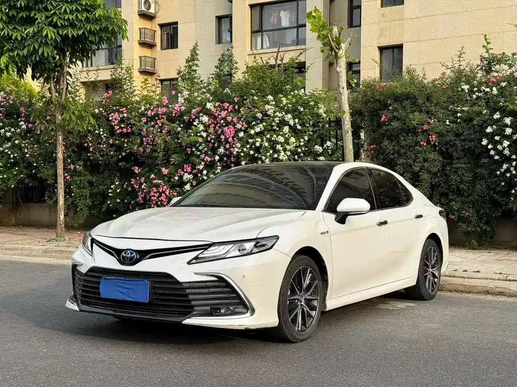 Toyota Camry 2022 — фото 1