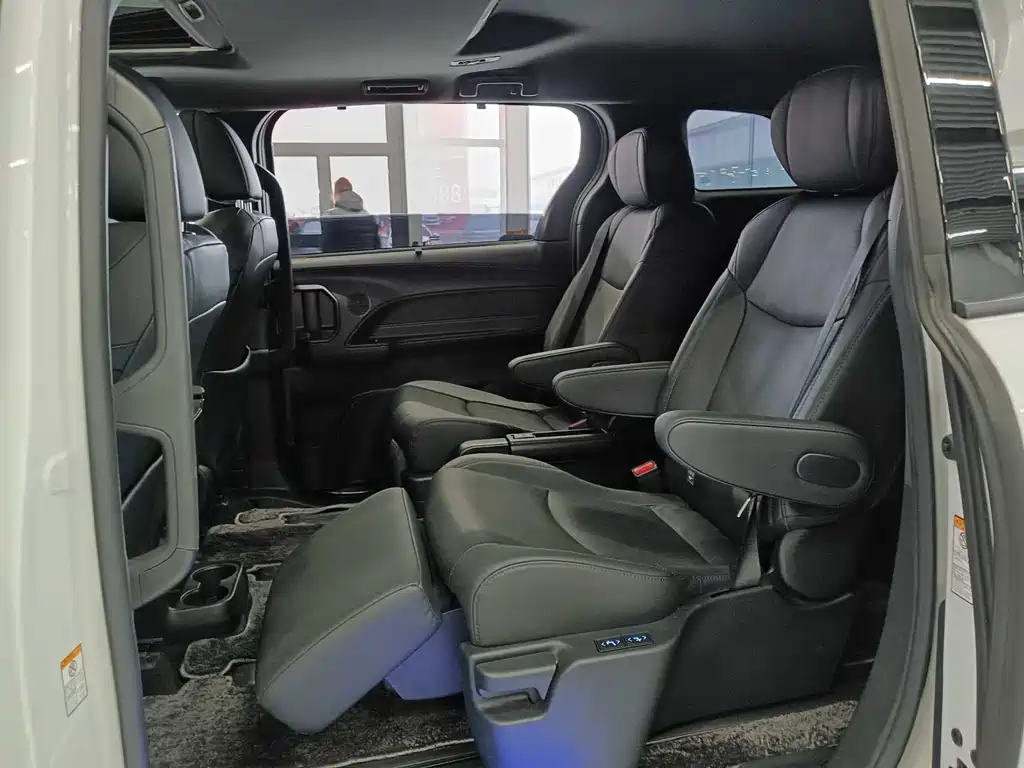 Toyota Sienna 2023 — фото 15