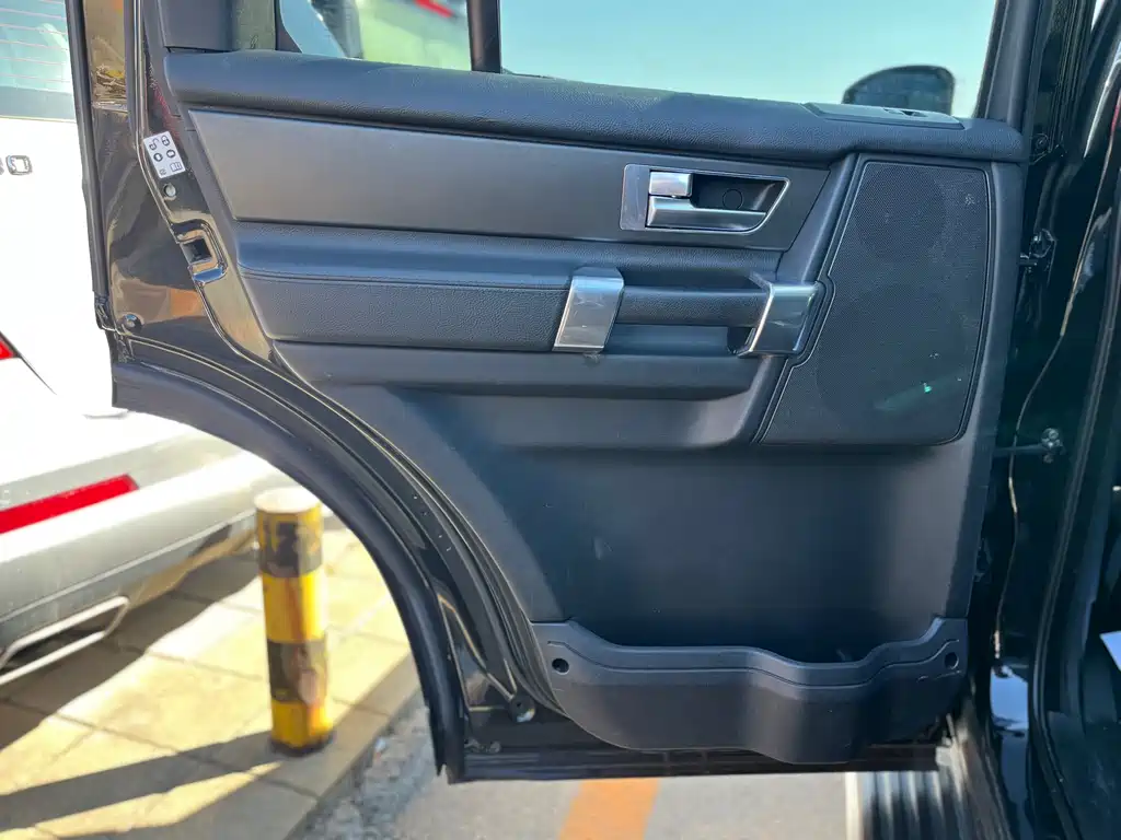 Land Rover Discovery 2016 — фото 15
