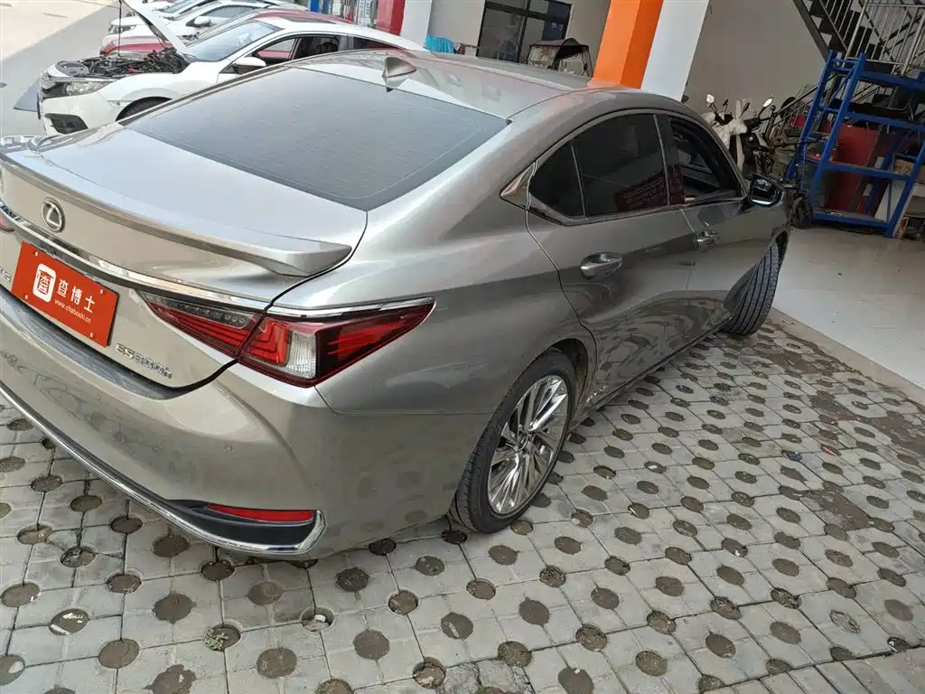 Lexus ES 2020 — фото 15