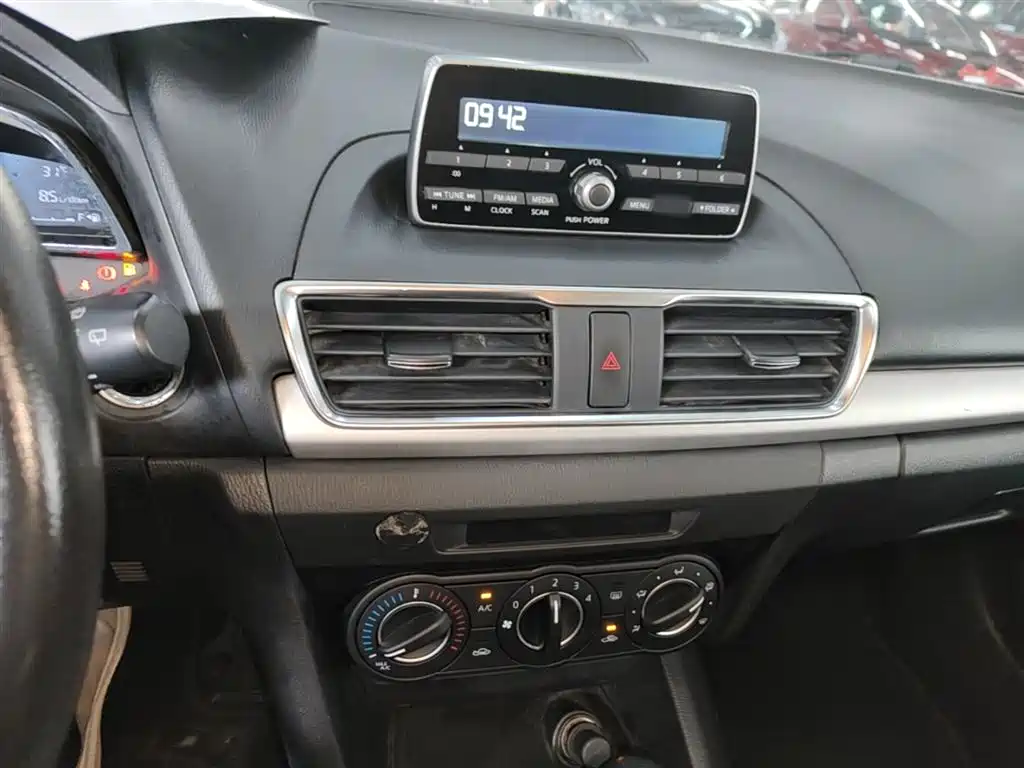 Mazda 3 Axela 2016 — фото 10