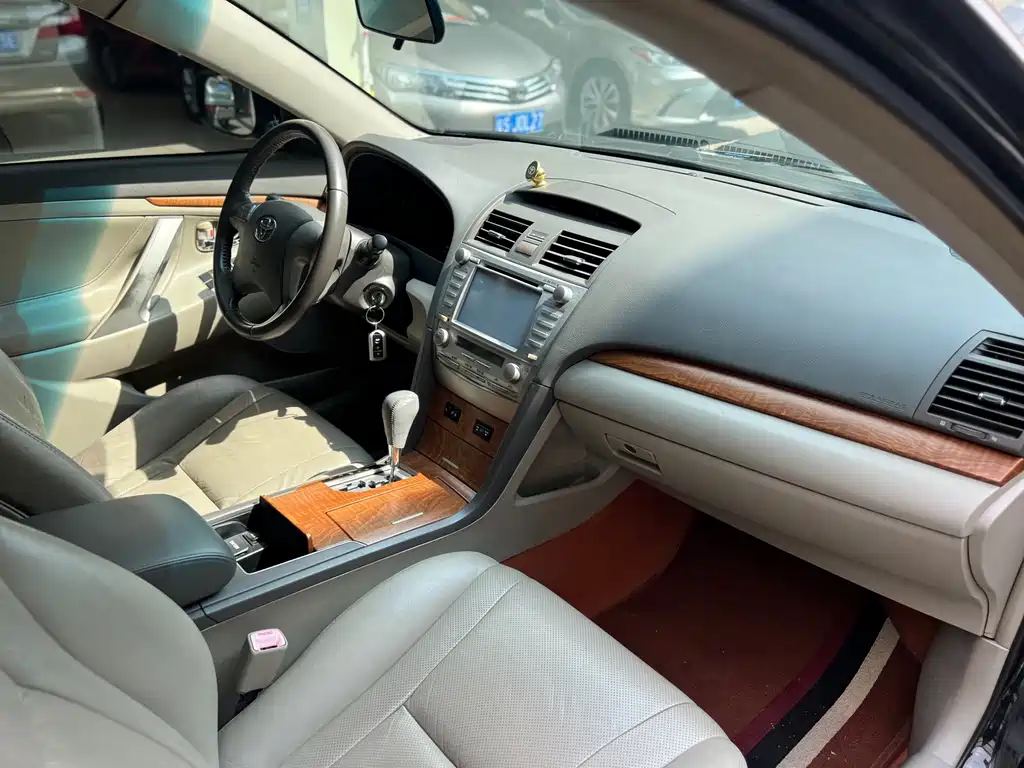 Toyota Camry 2010 — фото 11